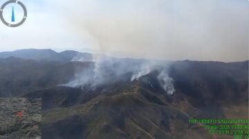 Almería.-Sucesos.-AMP.-Diez medios aéreos trabajan en el incendio de Lubrín, que pudo originarse en un tendido eléctrico