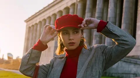 Mujer que lleva gorro con visera Mujer que lleva gorro con visera