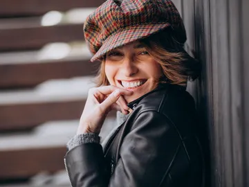 Mujer con un gorro con visera Mujer con un gorro con visera