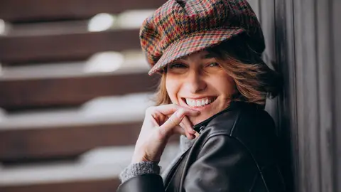 Mujer con un gorro con visera Mujer con un gorro con visera