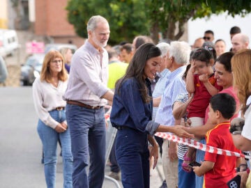 Los Reyes Felipe VI y Letizia durante su visita al valle del Jerte, zona afectada por los incendios, a 29 de agosto de 2025, en Rebollar, Cáceres, Extremadura 