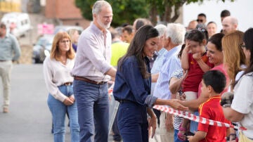Los Reyes Felipe VI y Letizia durante su visita al valle del Jerte, zona afectada por los incendios, a 29 de agosto de 2025, en Rebollar, Cáceres, Extremadura 