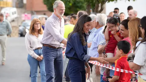 Los Reyes Felipe VI y Letizia durante su visita al valle del Jerte, zona afectada por los incendios, a 29 de agosto de 2025, en Rebollar, Cáceres, Extremadura Los Reyes Felipe VI y Letizia durante su visita al valle del Jerte, zona afectada por los incendios, a 29 de agosto de 2025, en Rebollar, Cáceres, Extremadura