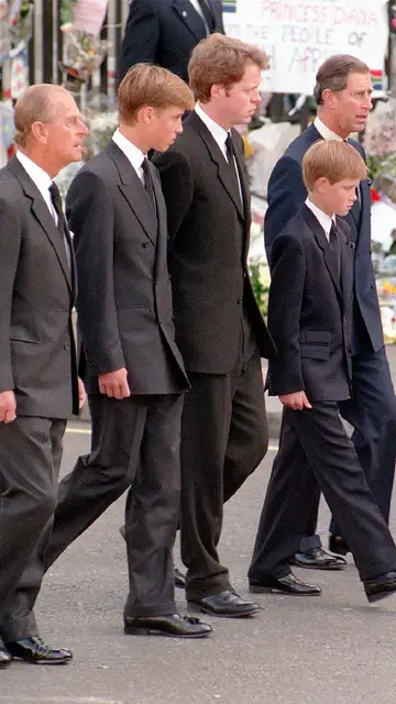 El duque de Edimburgo, el príncipe William, Earl Spencer, el príncipe Harry y el príncipe Carlos el día del funeral de Lady Di. El duque de Edimburgo, el príncipe William, Earl Spencer, el príncipe Harry y el príncipe Carlos el día del funeral de Lady Di.