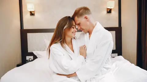 Pareja en la habitación de un hotel Pareja en la habitación de un hotel