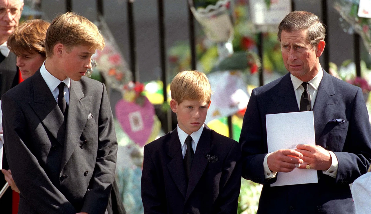 El príncipe William, el príncipe Harry y su padre, el príncipe Carlosel día del funeral de Lady Di.