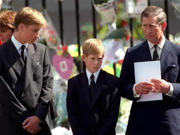El príncipe William, el príncipe Harry y su padre, el príncipe Carlosel día del funeral de Lady Di. El príncipe William, el príncipe Harry y su padre, el príncipe Carlosel día del funeral de Lady Di.