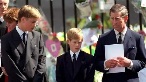 El príncipe William, el príncipe Harry y su padre, el príncipe Carlosel día del funeral de Lady Di. El príncipe William, el príncipe Harry y su padre, el príncipe Carlosel día del funeral de Lady Di.