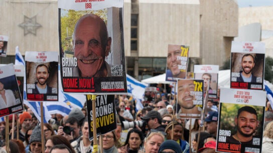 Concentraci&oacute;n en la plaza de los rehenes de Tel Aviv en respaldo a los rehenes liberados el 22 de febrero de 2025