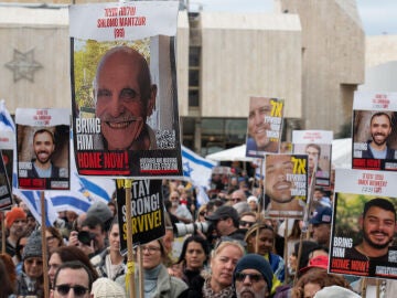 Concentración en la plaza de los rehenes de Tel Aviv en respaldo a los rehenes liberados el 22 de febrero de 2025