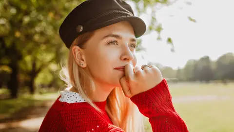Mujer con un gorro con visera Mujer con un gorro con visera