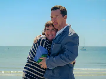 Benedict Cumberbatch y Olivia Colman como Los Rose Benedict Cumberbatch y Olivia Colman como Los Rose