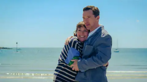 Benedict Cumberbatch y Olivia Colman como Los Rose Benedict Cumberbatch y Olivia Colman como Los Rose