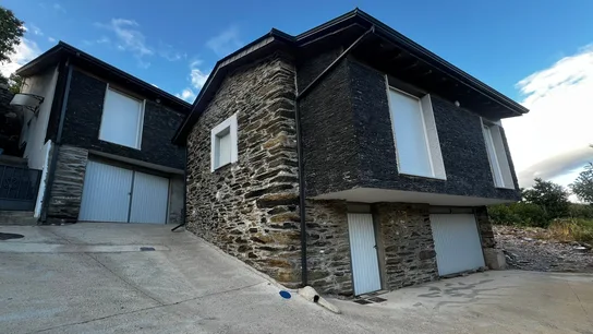 Imagen de una de las casas reconstruidas. Imagen de una de las casas reconstruidas.