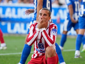 Griezmann se lamenta tras una ocasión perdida ante el Alavés Griezmann se lamenta tras una ocasión perdida ante el Alavés