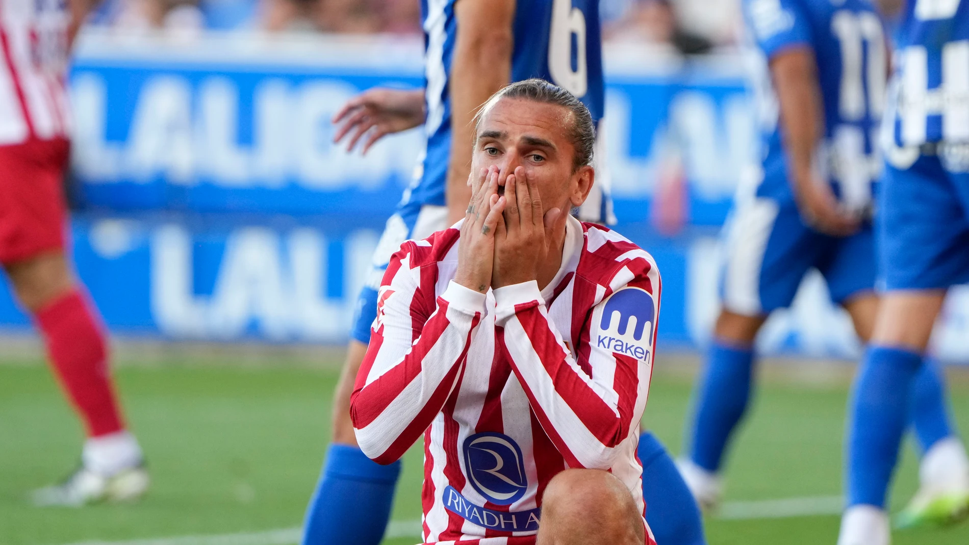 Griezmann se lamenta tras una ocasión perdida ante el Alavés Griezmann se lamenta tras una ocasión perdida ante el Alavés