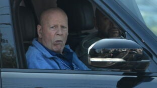 Bruce Willis visto en su coche en California. 