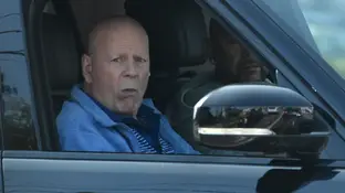 Bruce Willis visto en su coche en California. Bruce Willis visto en su coche en California.