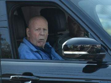 Bruce Willis visto en su coche en California. 