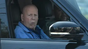Bruce Willis visto en su coche en California. Bruce Willis visto en su coche en California.