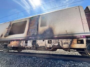 Incendio declarado en la máquina de cola de un tren AVE que cubría el trayecto entre Almería y Madrid.