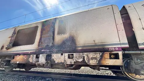Incendio declarado en la máquina de cola de un tren AVE que cubría el trayecto entre Almería y Madrid. Incendio declarado en la máquina de cola de un tren AVE que cubría el trayecto entre Almería y Madrid.