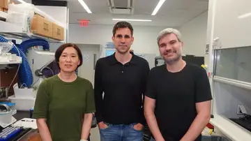 El científico e investigador gallego César de la Fuente con su equipo del Machine Biology Group de la universidad de Pensilvania. El científico e investigador gallego César de la Fuente con su equipo del Machine Biology Group de la universidad de Pensilvania.