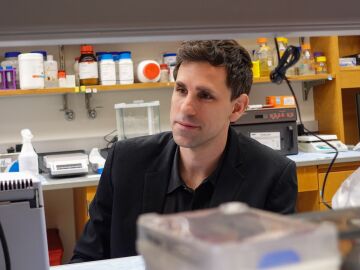 El científico e investigador gallego César de la Fuente.