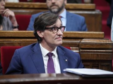 Salvador Illa durante un pleno en el Parlament 