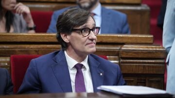 Salvador Illa durante un pleno en el Parlament 