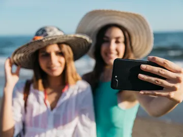 Mujeres haciendo un selfie en la playa Mujeres haciendo un selfie en la playa