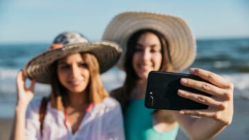 Mujeres haciendo un selfie en la playa