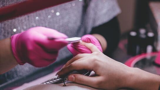 Imagen de una persona haci&eacute;ndose la manicura. 