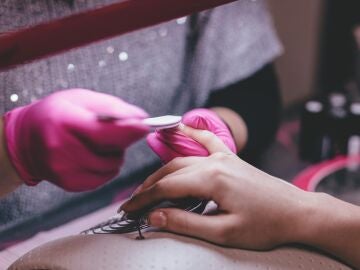 Imagen de una persona haciéndose la manicura. 