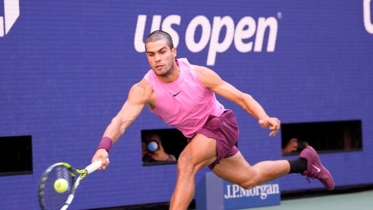 Carlos Alcaraz golpea una pelota ante Arthur Rinderknech