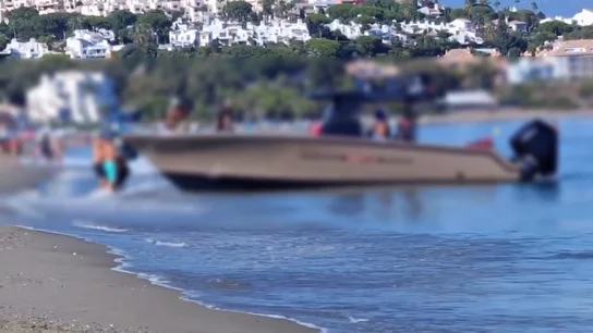 Desembarco de fardos en la Costa del Sol ante la atónita mirada de los bañistas Desembarco de fardos en la Costa del Sol ante la atónita mirada de los bañistas