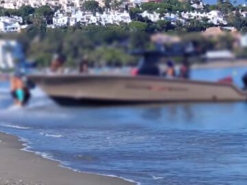 Desembarco de fardos en la Costa del Sol ante la atónita mirada de los bañistas