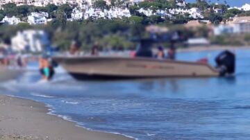 Desembarco de fardos en la Costa del Sol ante la atónita mirada de los bañistas