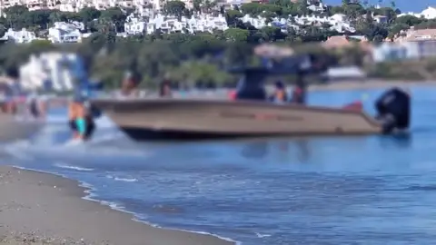 Desembarco de fardos en la Costa del Sol ante la atónita mirada de los bañistas Desembarco de fardos en la Costa del Sol ante la atónita mirada de los bañistas