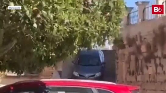 Coche baja las escalinatas de una Iglesia