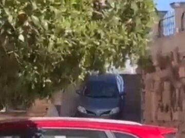 Coche baja las escalinatas de una Iglesia