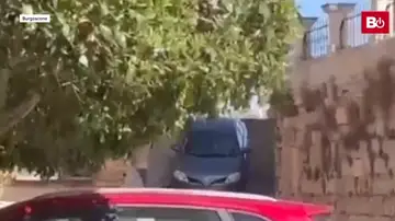 Coche baja las escalinatas de una Iglesia Coche baja las escalinatas de una Iglesia