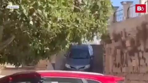 Coche baja las escalinatas de una Iglesia Coche baja las escalinatas de una Iglesia