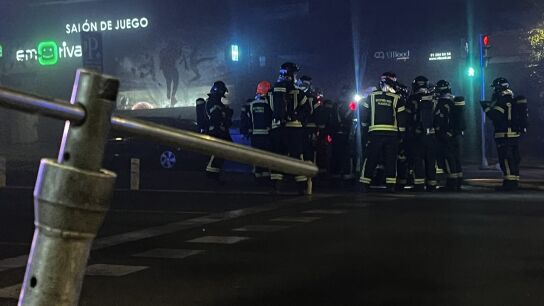 Bomberos desplazados a un incendio en un aparcamiento subterr&aacute;neo en la avenida del Mediterr&aacute;neo en Madrid