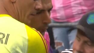 Momento del escupitajo de Luis Su&aacute;rez 