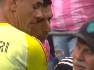 Momento del escupitajo de Luis Suárez 