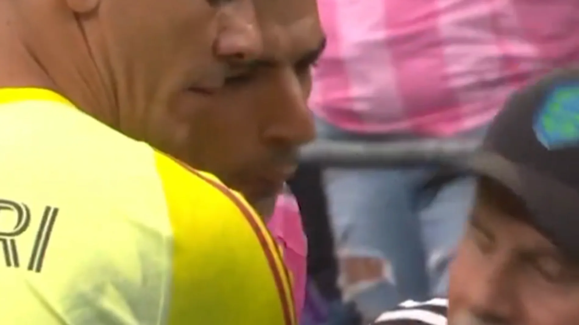Momento del escupitajo de Luis Suárez Momento del escupitajo de Luis Suárez