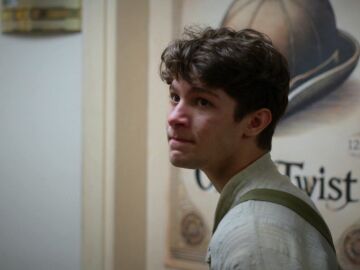 La polic&iacute;a irrumpe en el teatro y detiene a Cem en el d&iacute;a m&aacute;s importante de su vida