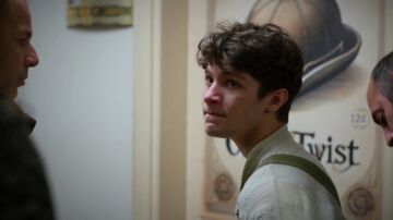 La policía irrumpe en el teatro y detiene a Cem en el día más importante de su vida