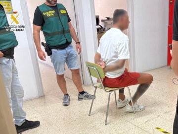 Imagen de la Guardia Civil en el momento de la detención al narcotraficante italiano. 